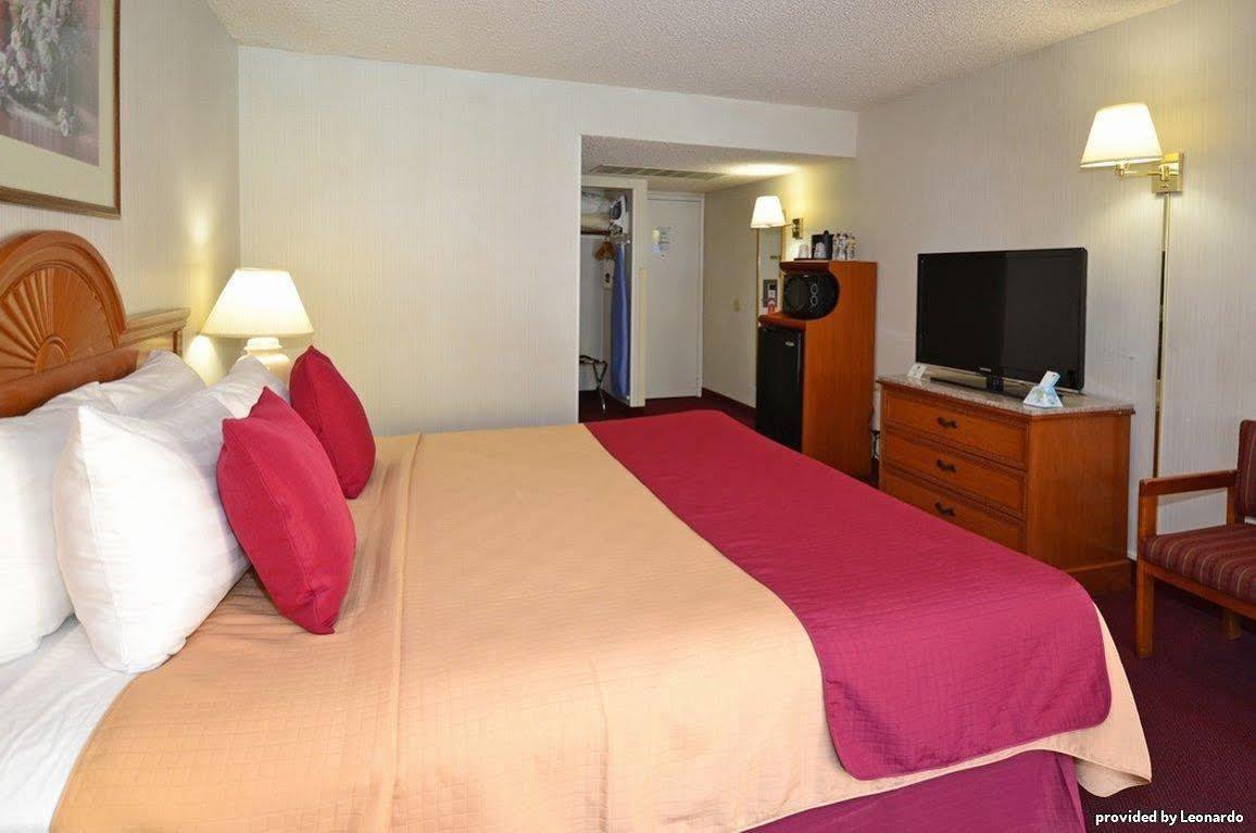 Western Canoga Park Motor Hotel 4*
