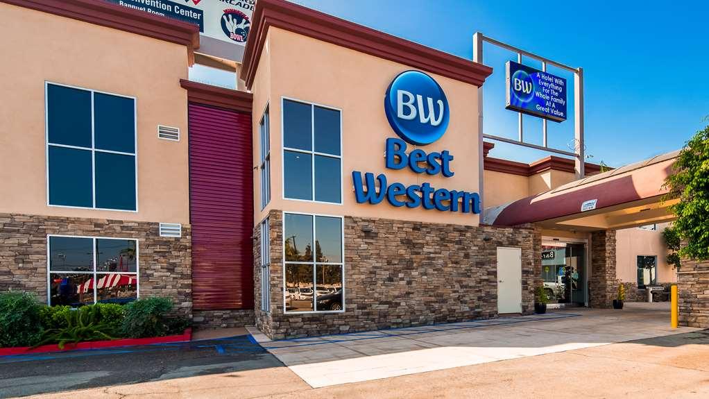 Western Canoga Park Motor 4*